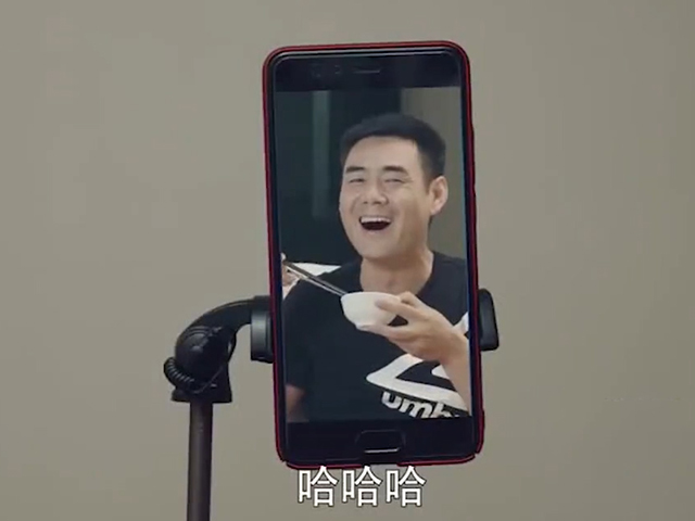 Video Clip Cười - Con người ngày càng xa cách nhau chỉ vì điện thoại ngày càng hiện đại