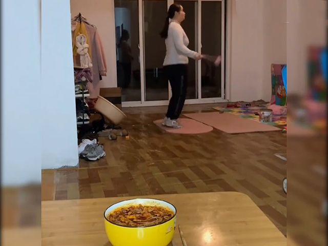 Video Clip Cười - Ông chồng tìm mọi cách chỉ để ngăn cản cô vợ... giảm cân