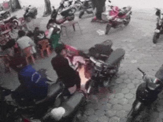 Thế giới xe - Video: Xe máy bốc lửa, nhiều người tháo chạy và pha xử lý quá cồng kềnh