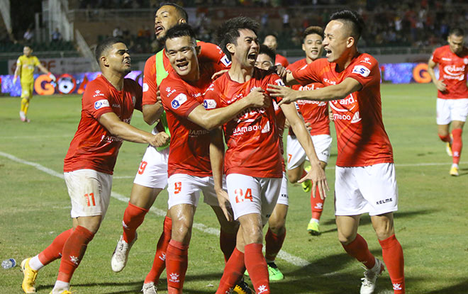 HLV ngoại lương cao nhất V-League "nóng mặt" vì Lee Nguyễn bị chơi xấu - 13