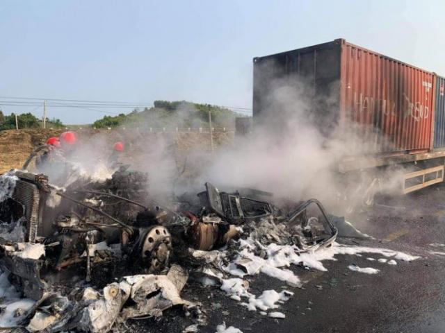 Tin tức trong ngày - NÓNG: Tông rồi kéo lê xe máy 50 mét khiến 2 người thương vong, xe đầu kéo cháy rụi