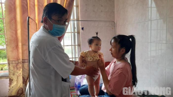 Các bác sĩ đang kiểm tra sức khỏe cho một gia đình bị ngộ độc ở xã Bình Tường