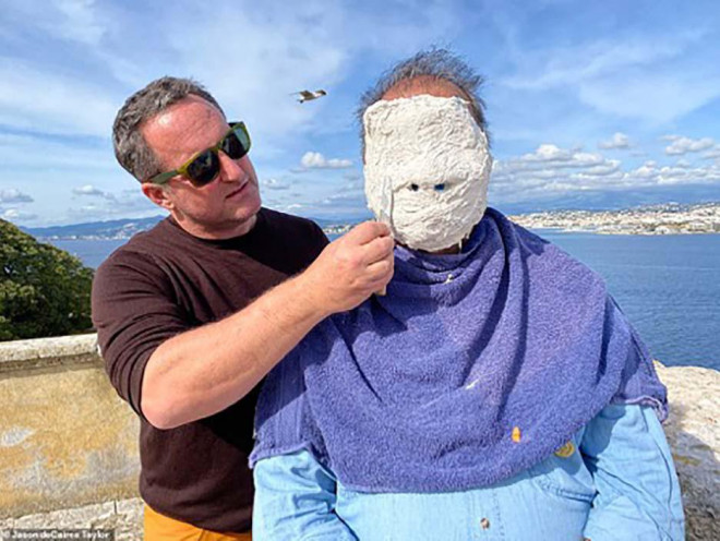 Nhà điêu khắc Jason deCaires Taylor tạo hình khuôn mặt trên cạn trước khi thực hiện tác phẩm tại triển lãm dưới đại dương