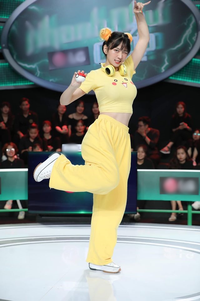"Nữ thần gym" Lê Bống gây tranh cãi với áo “giả nữ sinh”, áo pikachu - 4