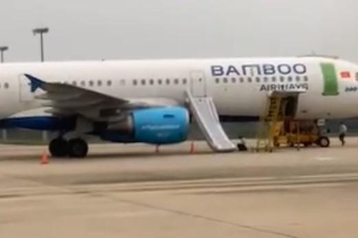 Hình ảnh máy bay bung bị bung cầu phao cứu sinh tại sân bay Thọ Xuân - Ảnh chụp từ video clip tại diễn đàn hàng không