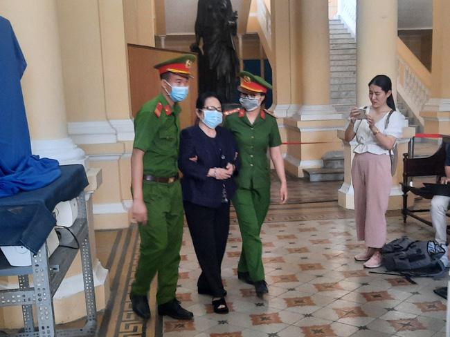 Bà Dương Thị Bạch Diệp rời tòa trong phiên xét xử ngày 17/3. Ảnh: Quang Phương.
