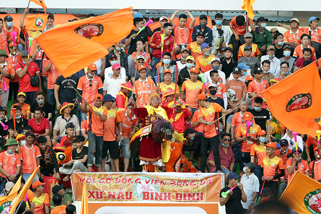 Chiều ngày 19/3, khoảng hơn 15.000 cổ động viên bóng đá Bình Định lấp kín các khán đài sân Quy Nhơn để chờ đón khoảnh khắc đội bóng đất võ lần đầu tiên thi đấu trên sân nhà ở đấu trường V-League sau 12 năm.