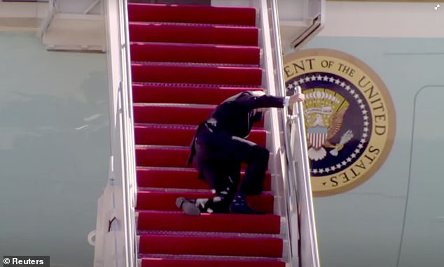 Ông Biden vấp ngã khi bước lên chuyên cơ Không lực Một.