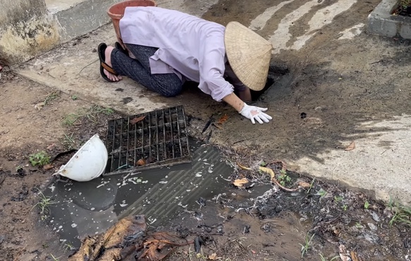 "Danh hài trăm tỷ" Hoài Linh thất nghiệp đi móc cống, hình ảnh mới gây ngỡ ngàng - 2