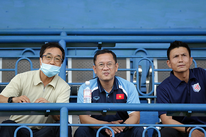 3 trợ lý của HLV Park Hang Seo theo dõi trận đấu giữa Bình Dương và Hải Phòng.