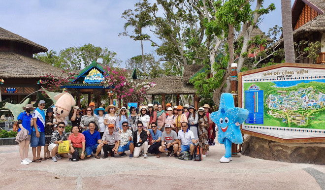 Đoàn khách của một công ty du lịch tham quan Phú Quốc.