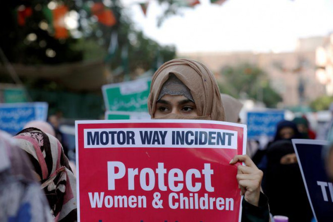 Một người biểu tình phản đối vụ cưỡng hiếp tập thể trên đường cao tốc. Ảnh: Reuters