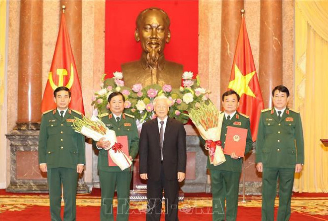 Tổng Bí thư, Chủ tịch nước Nguyễn Phú Trọng trao Quyết định thăng quân hàm Thượng tướng cho ông Hoàng Xuân Chiến (thứ 2 từ trái qua) và ông Lê Huy Vịnh (thứ 2 từ phải qua)- Ảnh: TTXVN