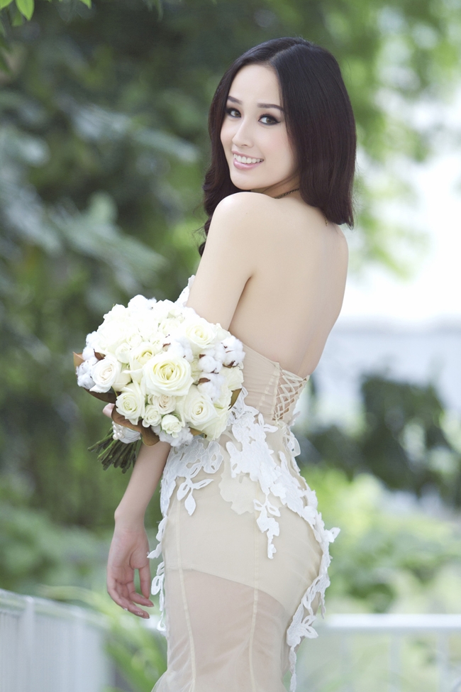 Mai Phương Thúy táo bạo với chiếc đầm xuyên thấu khoe đường cong hoàn hảo nhưng không được đánh giá cao vì lộ liễu.
