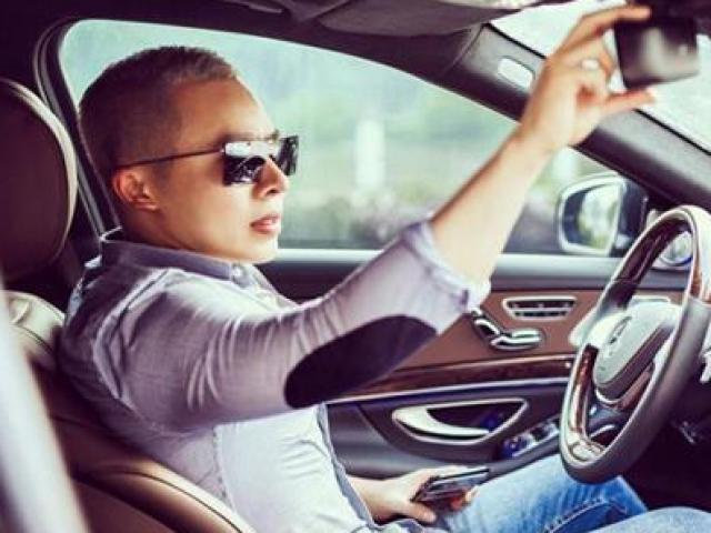 Thị trường - Tiêu dùng - "Soi" xế hộp 12 tỷ của "ông bầu chân dài" Vũ Khắc Tiệp