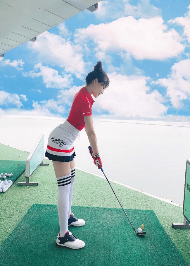 Cô giáo Âu Hà My lui tới sân golf giúp rèn luyện thể hình, 'xây' vóc dáng thon gọn.
