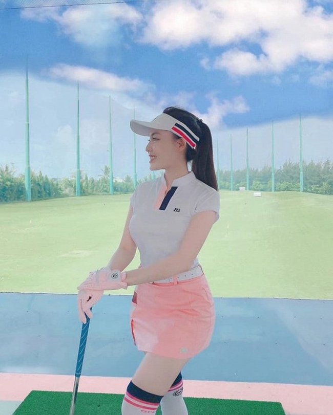 Người đẹp nhiều lần chia sẻ thói quen chơi golf trên trang cá nhân, chứng tỏ sức hấp dẫn không nhỏ của golf với cô.
