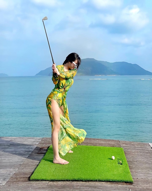 Hot girl Phương Bora (tên thật: Nguyễn Lan Phương) cũng là người đẹp&nbsp;gắn bó lâu dài với bộ môn golf.&nbsp;

