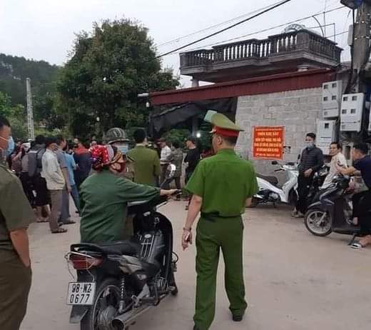 Lực lượng công an phong toả hiện truờng nơi phát hiện vụ việc