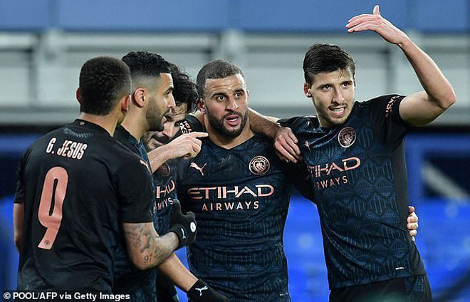 Man City tiến sát cú &#34;ăn 4&#34; thần thánh, Pep cực vui giục học trò ăn mừng sớm - 3