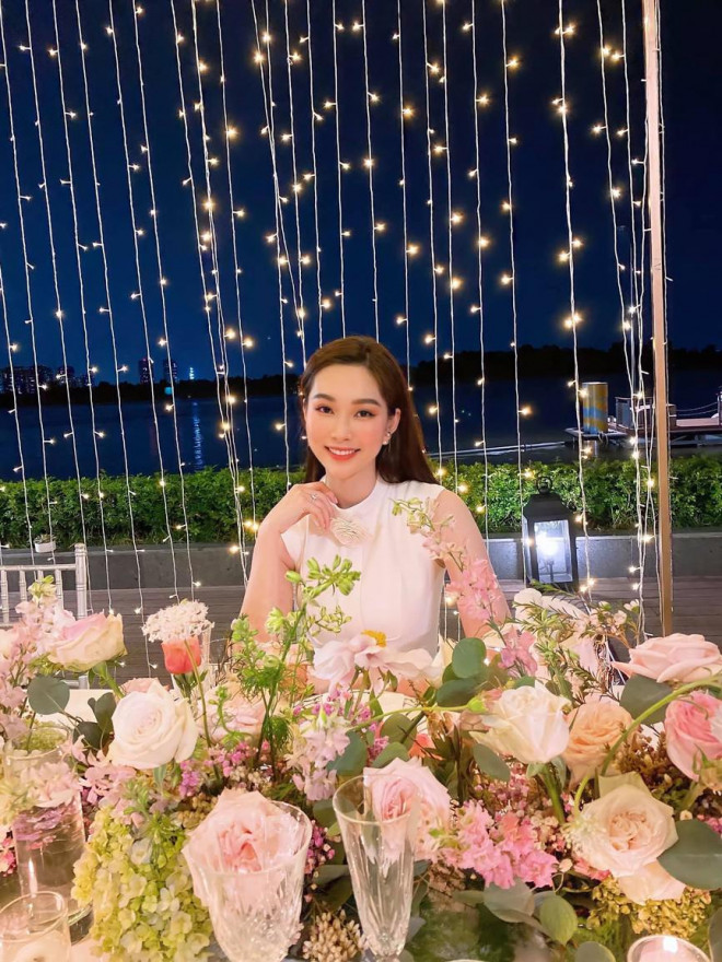 Hoa hậu Thu Thảo tái xuất đẹp như hoa, Tiểu Vy trễ nải vòng một cực nóng bỏng - 1