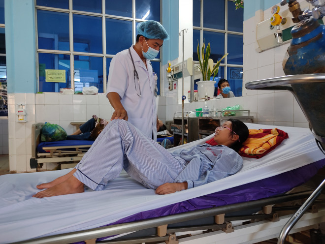 Học sinh phải nhập viện sau khi chơi đồ chơi thổi bong bóng bằng keo được mua trước cổng trường.