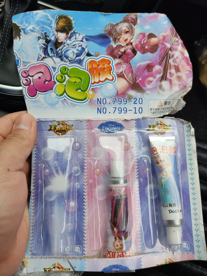 Loại keo bong bóng mà các em học sinh đã dùng để chơi được bán tràn lan tại quán tạp hóa ở nhiều cổng trường.