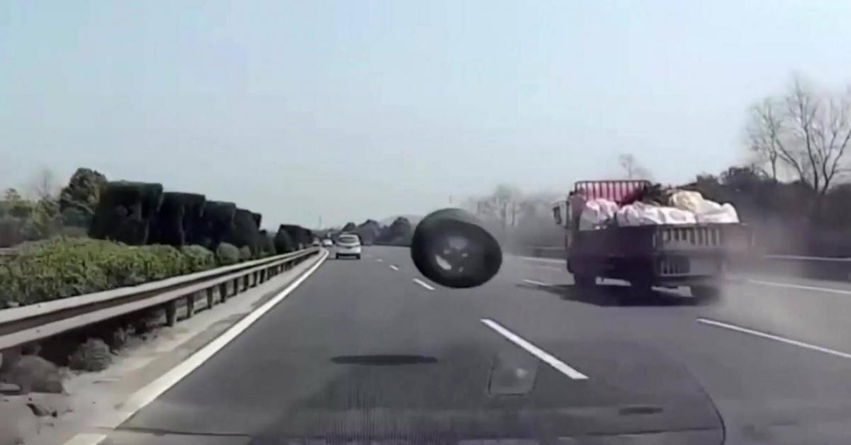 Tin tức ô tô - Ô tô tải bất ngờ rụng bánh văng vỡ kính xe phía sau