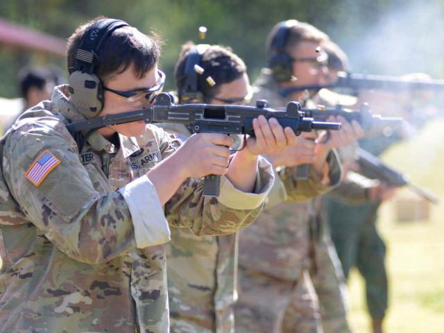 Thế giới - Uy lực khẩu súng tiểu liên 70 năm tuổi nổi tiếng nhất trên thế giới