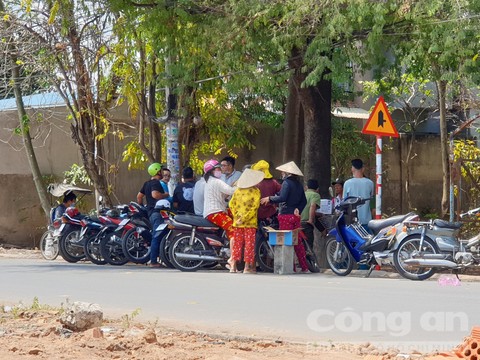 Người dân hiếu kỳ theo dõi vụ việc.