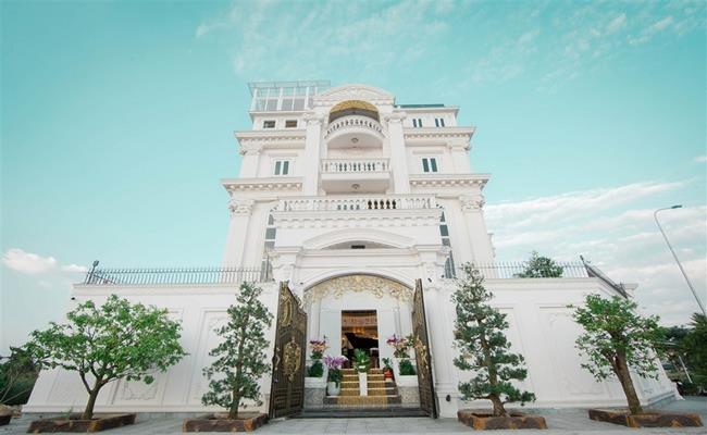Nữ diễn viên hiện đang sống tại căn biệt thự ở khu dân cư cao cấp Thảo Điền (TP.HCM). Cơ ngơi của Lý Nhã Kỳ rộng hơn 600m2, không khác nào một tòa lâu đài tráng lệ.&nbsp;
