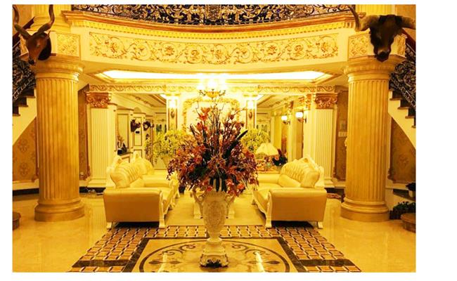 Bên trong căn biệt thự được trang trí theo phong cách hoàng gia cổ điển, nổi bật với tông vàng sang trọng. Cầu thang và nhiều vật dụng trong nhà đều được chủ nhân dát vàng.
