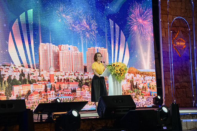 Bà Nguyễn Ngọc Thúy Linh - Phó Tổng Giám đốc thường trực Sun Property (thành viên của Tập đoàn Sun Group) chia sẻ tại sự kiện.