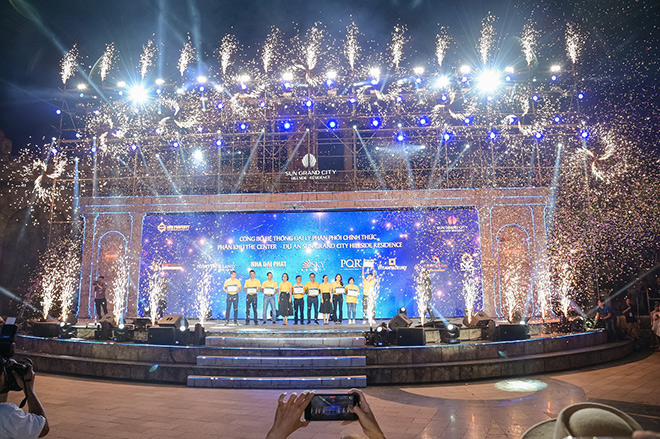 Đại diện Sun Group trao bằng chứng nhận cho 8 đại lý phân phối chính thức phân khu The Center.