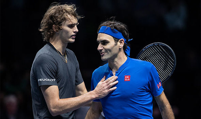 Zverev (trái) bực tức vì vẫn xếp sau Federer (phải)