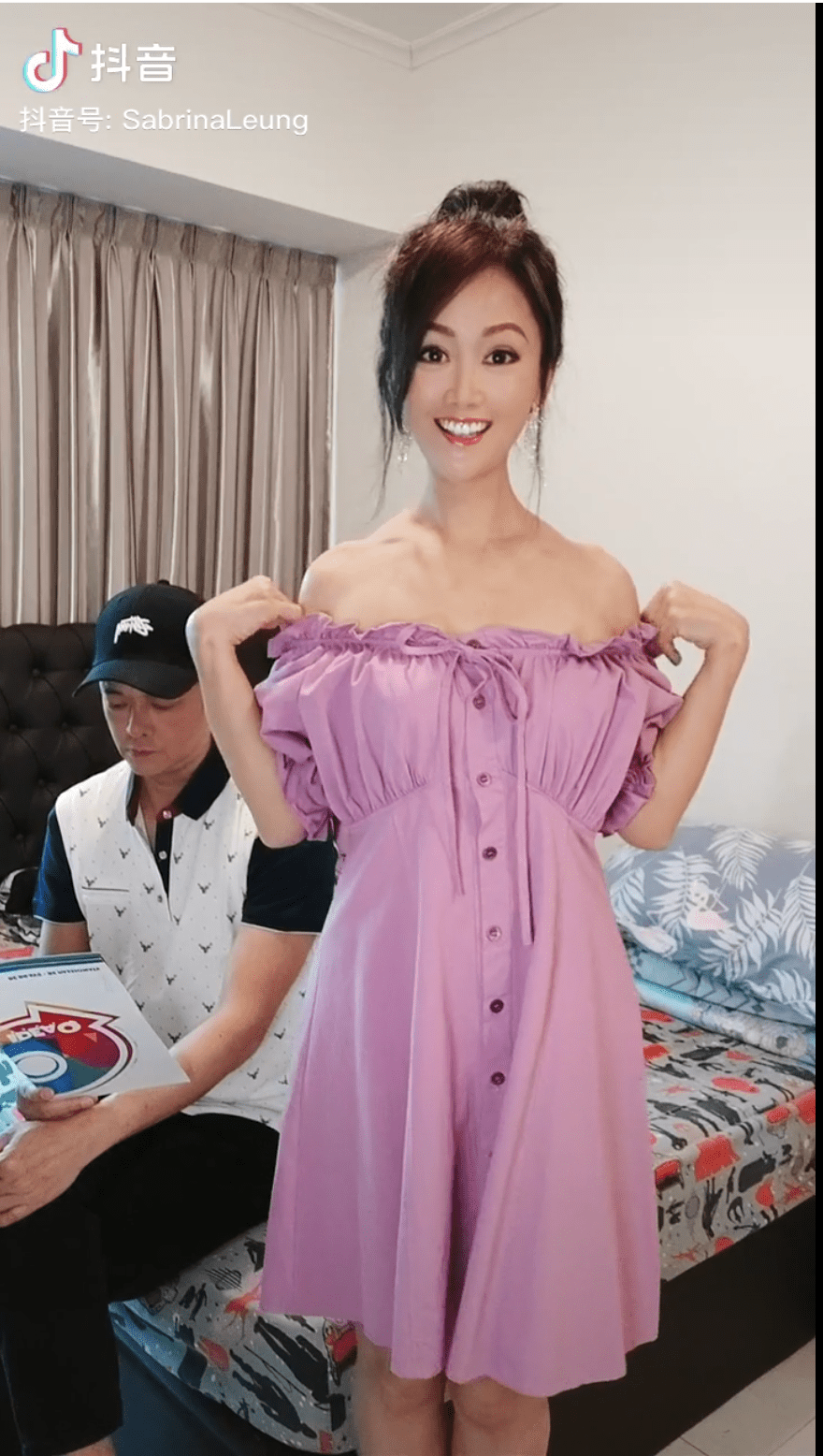 “Chúc Anh Đài” mặc sexy giao lưu với fan, ông xã phản ứng bất ngờ - 1