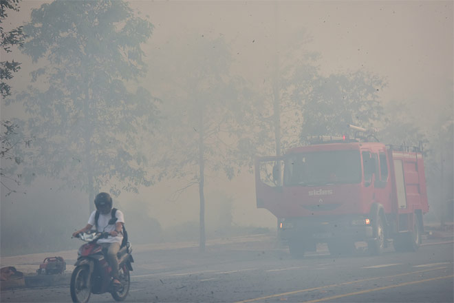 Một số khu vực thành màu tối khi khói bay dày đặc, che khuất tầm nhìn của người qua lại.