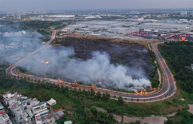 Khu đất cỏ dày đặc rộng hàng chục ha biến thành tro sau nhiều giờ xảy ra cháy.