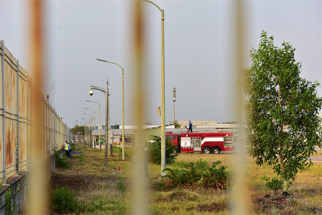 Các xe chữa cháy và nhân lực của công ty bên cạnh cũng được huy động chữa cháy từ bên trong và phía ngoài cùng lực lượng PCCC khống chế đám cháy.