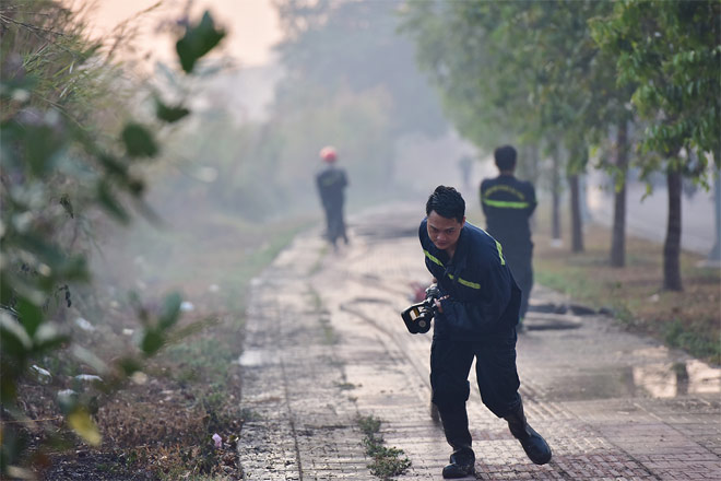 Các chiến sỹ PCCC liên tục phải kéo vòi cả quảng đường dài để phun nước sau khi khống chế được xong một khu vực.