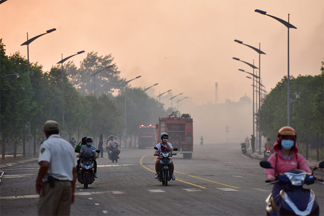 Nhiều đoạn đường bên trong khu công nghệ cao mịt mù khói và tro xỉ bay khắp khu vực.