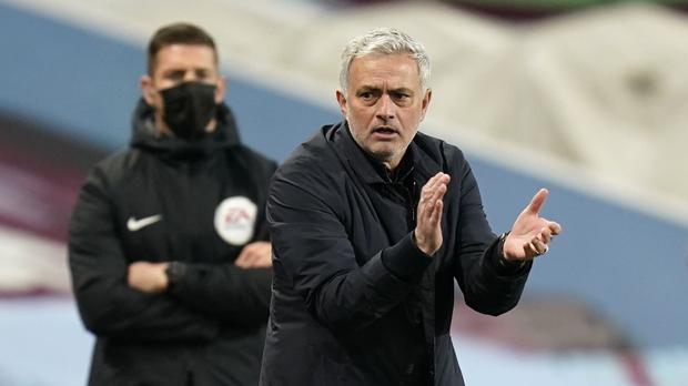 Mourinho lại phát ngôn sốc, ám chỉ cầu thủ Tottenham phá hoại phòng thay đồ - 1