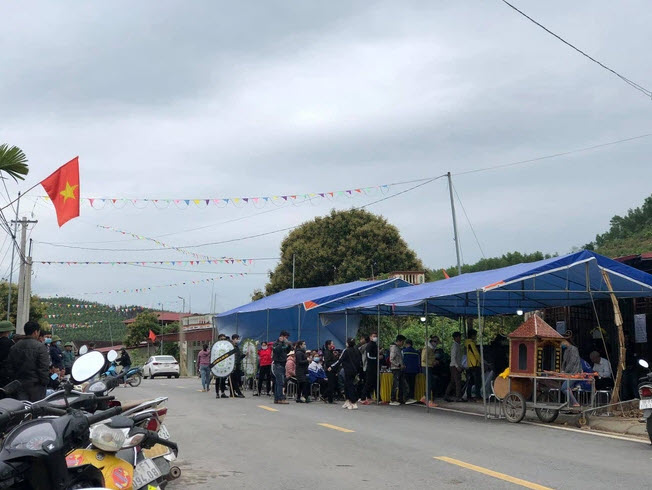 Nhiều người đến chia buồn cùng gia đình cô gái trẻ.