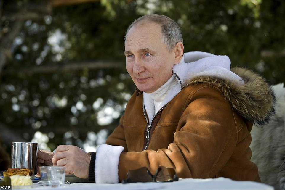 Tổng thống Nga Vladimir Putin đến nghỉ dưỡng ở vùng hoang dã Siberia.
