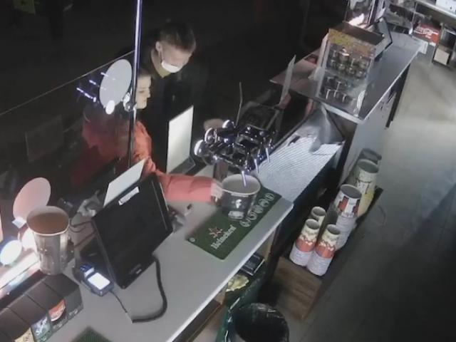 Bạn trẻ - Cuộc sống - Đột nhập vào rạp chiếu phim "mây mưa", cặp đôi được tặng voucher giảm giá vì hành động sau đó