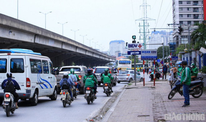 Khu vực gần bến xe Mỹ Đình (Hà Nội) từ lâu được biết đến là nơi thường xuyên xảy ra tình trạng ô tô dừng đón, trả khách ngay tại lòng đường gây mất ATGT.