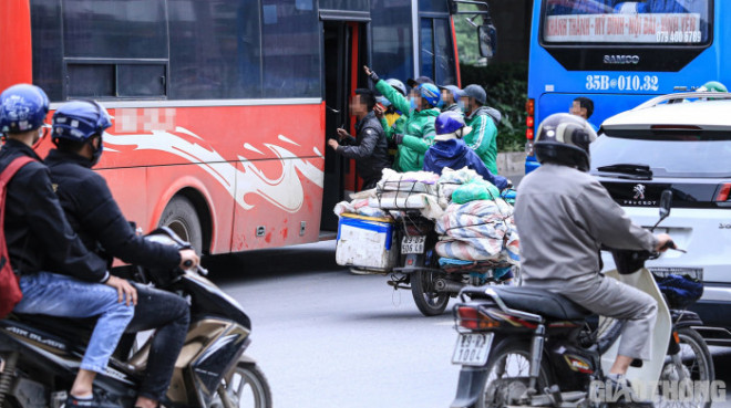 Trong số này, có nhiều người mặc áo xe ôm công nghệ nhưng vẫn vẫy khách theo kiểu truyền thống.
