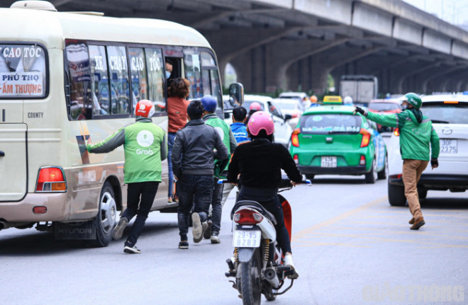 Việc chạy theo xe khách không những rất nguy hiểm đối với mỗi tài xế xe ôm mà còn gây mất an toàn với những người xung quanh.