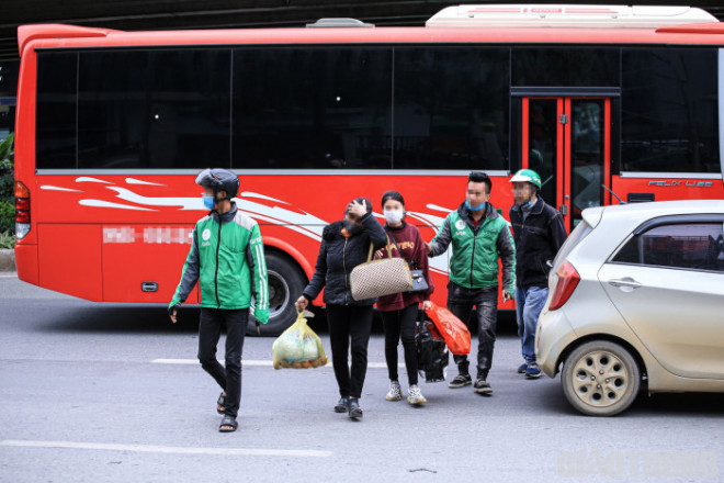 Với nhiều hành khách, do một phần tâm lý vội, một phần vì vào bến xe đông đúc nên ai cũng muốn nhanh chóng rời đi.