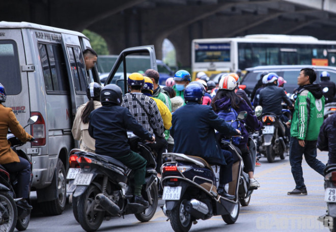 Đường Phạm Hùng thường có lưu lượng xe cộ lớn nay bị cản trở khiến giao thông trở nên khó khăn hơn.